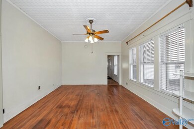 Wood flooring, ceiling fan, 9' ceiling