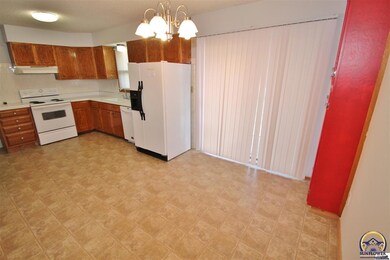 206 E 1st St, Hoyt, KS 66440 - photo 2