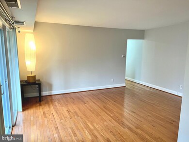3800 Lyndhurst Dr unit 303, Fairfax, VA 22031 - photo 2