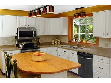 124 Winsome Dr, Saunderstown, RI 02874 - photo 3