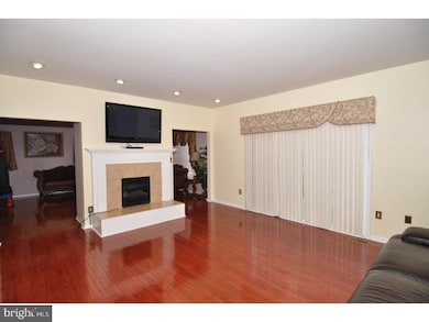 218 Heritage Dr, Columbus, NJ 08022 - photo 5