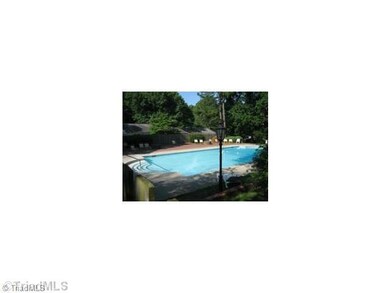 Swimming Pool/Hot Tub/Sauna. Community pool