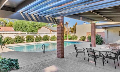 4324 N 28th Way-large-025-001-Neighborho