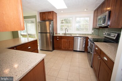 12903 Melville Ln, Fairfax, VA 22033 - photo 4