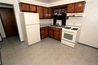 Charming equipped kitchen. The hall to the left le