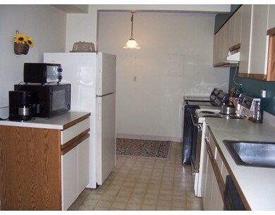 83 Horseshoe Dr unit 6131B, Chicopee, MA 01022 - photo 3