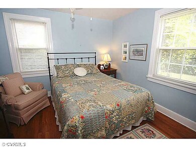 Bedroom - Wood floors