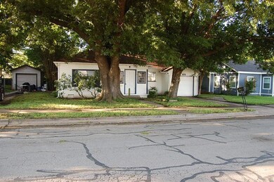 825 College St, Cleburne, TX 76033 - photo 4