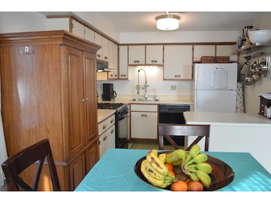 228 Stonebridge Dr unit 228, Nashua, NH 03063 - photo 5