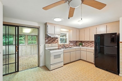 175 Hanson Dr, Springfield, MA 01128 - photo 7