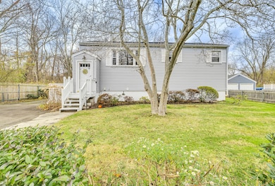 Fantastic location, just minutes to Downtown New Haven, Yale University, Yale Hospital, and the train station, plus only 90 minutes to NYC.