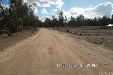 sreet shot, memory lane, dirt road, looking south