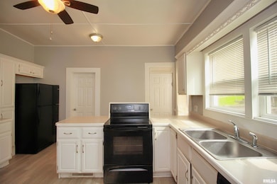 817 N Marquette St, Davenport, IA 52802 - photo 3