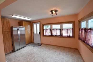 406 6th Ave SW, Independence, IA 50644 - photo 4