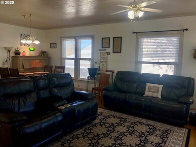 719 SW 1st St, Pendleton, OR 97801 - photo 2