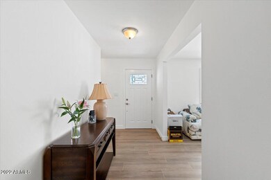 02-Entrance_Living