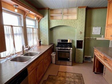 Spacious kitchen (all appliances stay)