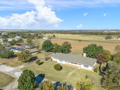 603 E Pace St, Frost, TX 76641 - photo 2