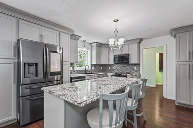 128 Melbourne Ct, Naugatuck, CT 06770 - photo 4