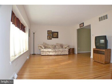 946 Doncaster Dr, West Deptford, NJ 08066 - photo 5