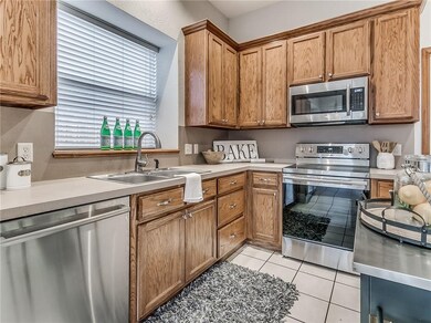812 Oak Creek Dr, Moore, OK 73160 - photo 4