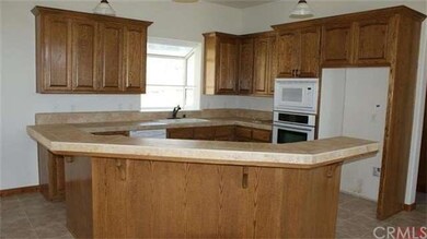 well laid out kitchen with breakfast bar