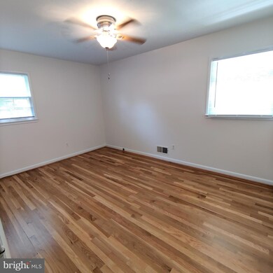 9534 Old Creek Dr, Fairfax, VA 22032 - photo 7