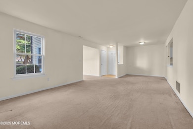 706 Zlotkin Cir unit 2, Freehold, NJ 07728 - photo 5