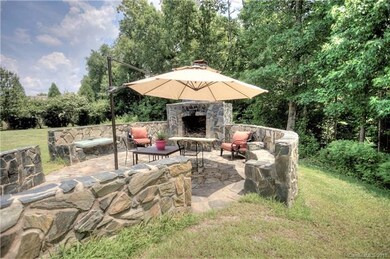 Relax in you huge, private backyard!