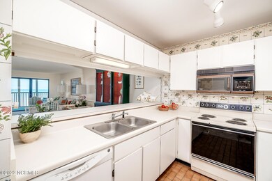 Kitchen w/ peninsula seating