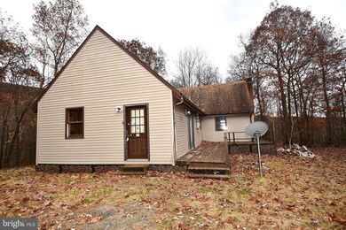 827 Cherry Ln, Berkeley Springs, WV 25411 - photo 4