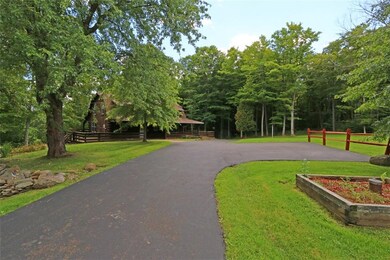 Nice paved driveway with parking - turn around are