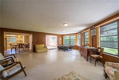 Florida Room connected to all rooms.