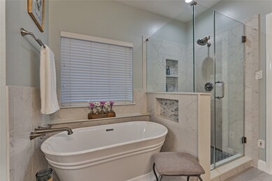 Garden tub and seperate walk in shower w/ built in