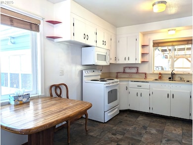 47880 W 2nd St, Oakridge, OR 97463 - photo 7