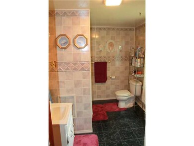 Full Bath. 1st floor bathroom
