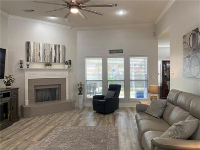 High Ceilings w/Crown Mldg