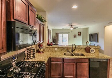 Gourmet Kitchen w/ Gas Range Oven