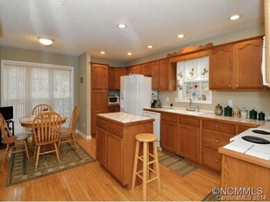 Large Open eat-in Kitchen