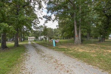 392 Comstock Rd, Shelbyville, TN 37160 - photo 4