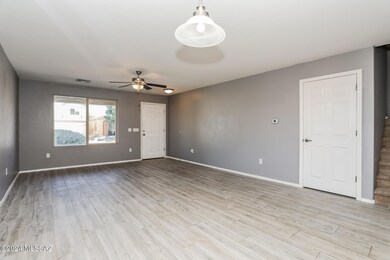 006-photo-dining-room-14050977