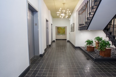 Set of 3 elevators for convenience