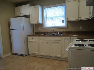 1106 NE 3rd St, Pryor, OK 74361 - photo 3