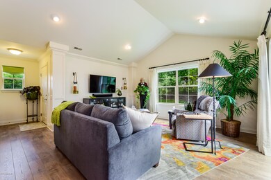 006-photo-living-room-6105000