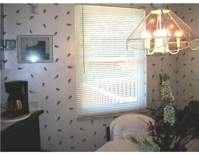 Kitchen. Breakfast area.