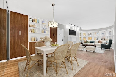 907 S Hanley Rd unit 5, Saint Louis, MO 63105 - photo 2