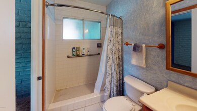8341-E-Desert-Steppes-Dr-Bathroom(1)