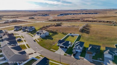 3351 Calvin Dr, Dickinson, ND 58601 - photo 4