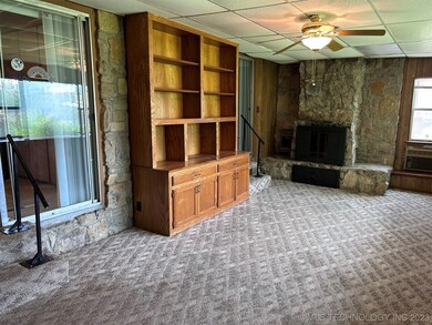 Bookshelve in Den Area