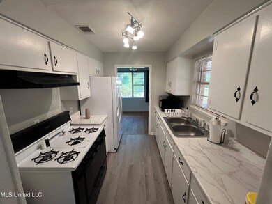 395 Rich Ave Pic 3